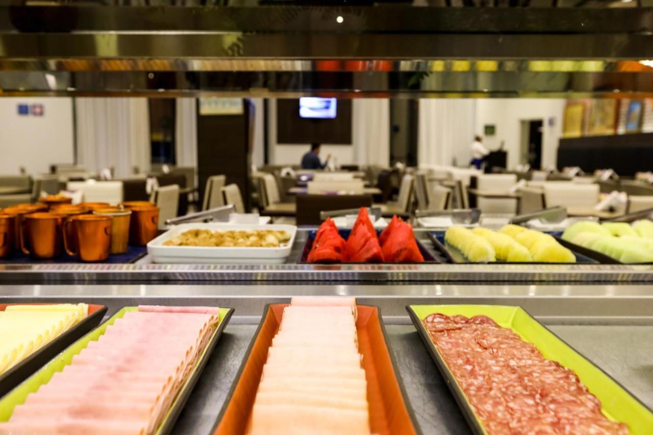 Tryp By Wyndham Ribeirao Preto Otel Dış mekan fotoğraf A buffet at a hotel